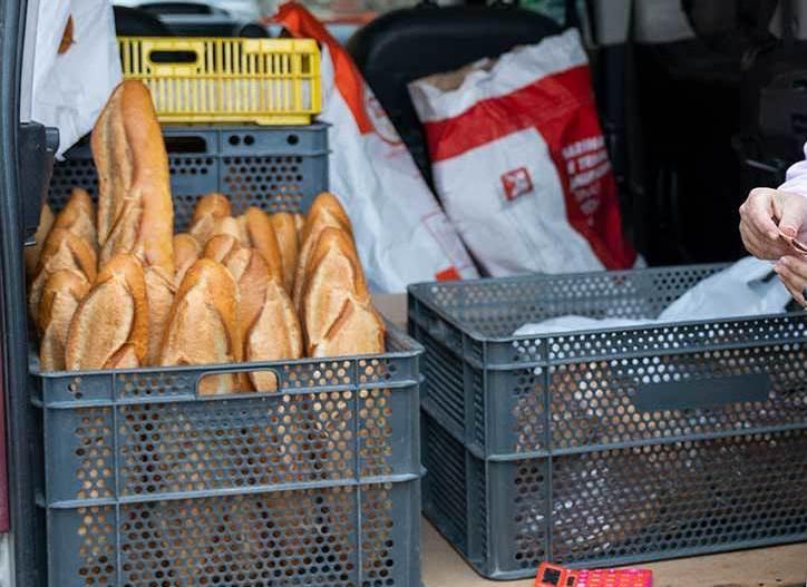 Imagen: Venta ambulante de pan.
